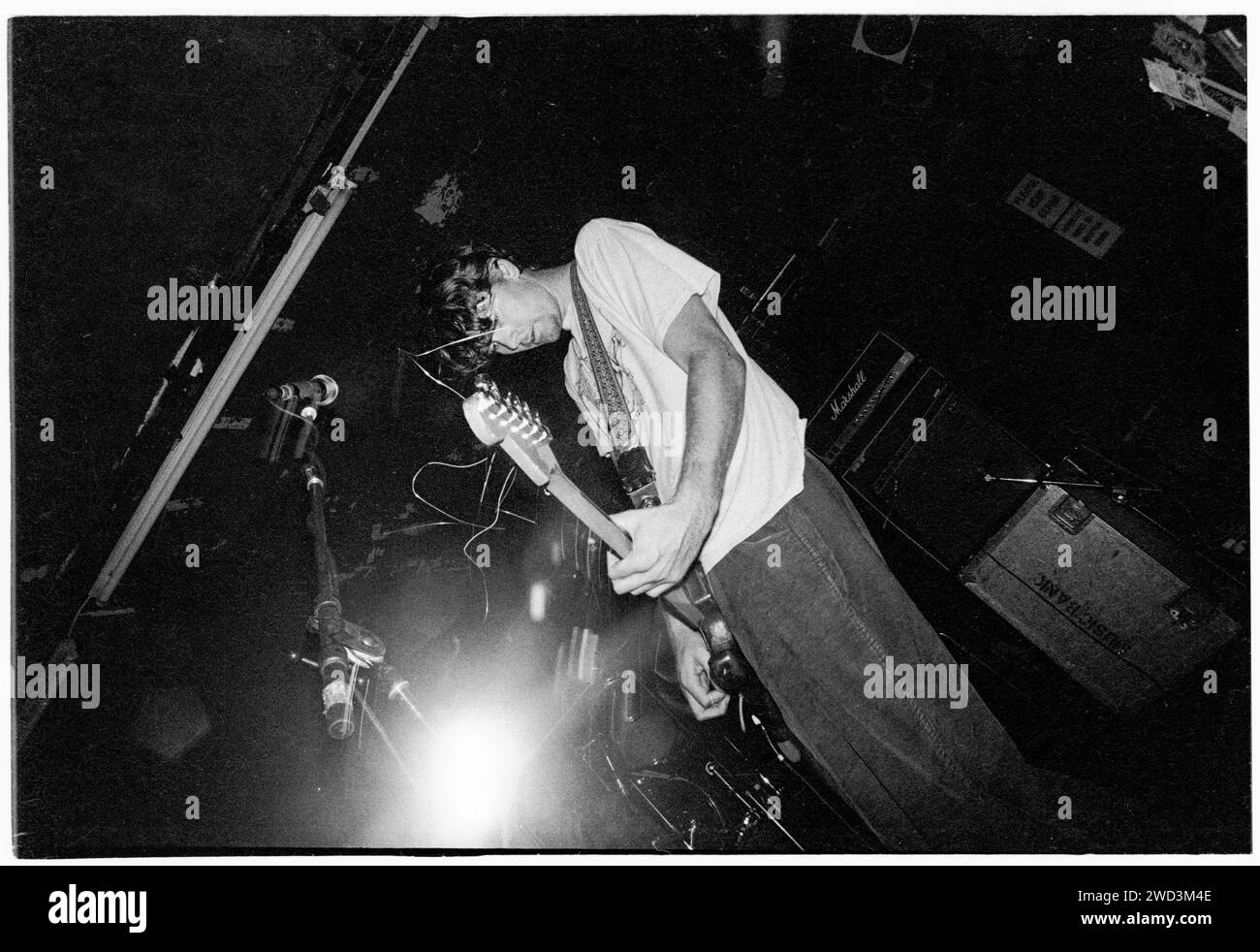Glen Galloway von Trumans Water spielt live im Bristol Bierkeller Room am 20. September 1993. Foto: Rob Watkins. BAND INFO: Trumans Water, eine experimentelle Indie-Rock-Band, die 1991 in San Diego gegründet wurde, schuf einen unverwechselbaren Sound, der Geräusche, Psychedelia und Punk miteinander verbindet. Mit unvorhersehbaren Strukturen und glühender Energie stellten sie Konventionen in Frage und hinterließen ein unauslöschliches Zeichen in der Underground-Musikszene. Stockfoto