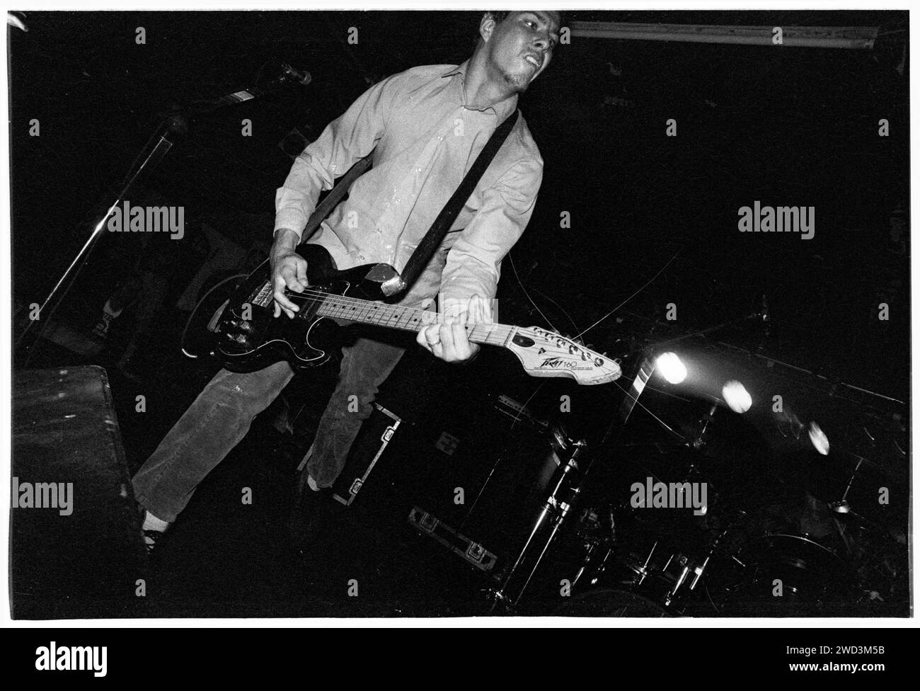 Kirk Branstetter von Trumans Water spielte live im Bristol Bierkeller Room am 20. September 1993. Foto: Rob Watkins. BAND INFO: Trumans Water, eine experimentelle Indie-Rock-Band, die 1991 in San Diego gegründet wurde, schuf einen unverwechselbaren Sound, der Geräusche, Psychedelia und Punk miteinander verbindet. Mit unvorhersehbaren Strukturen und glühender Energie stellten sie Konventionen in Frage und hinterließen ein unauslöschliches Zeichen in der Underground-Musikszene. Stockfoto