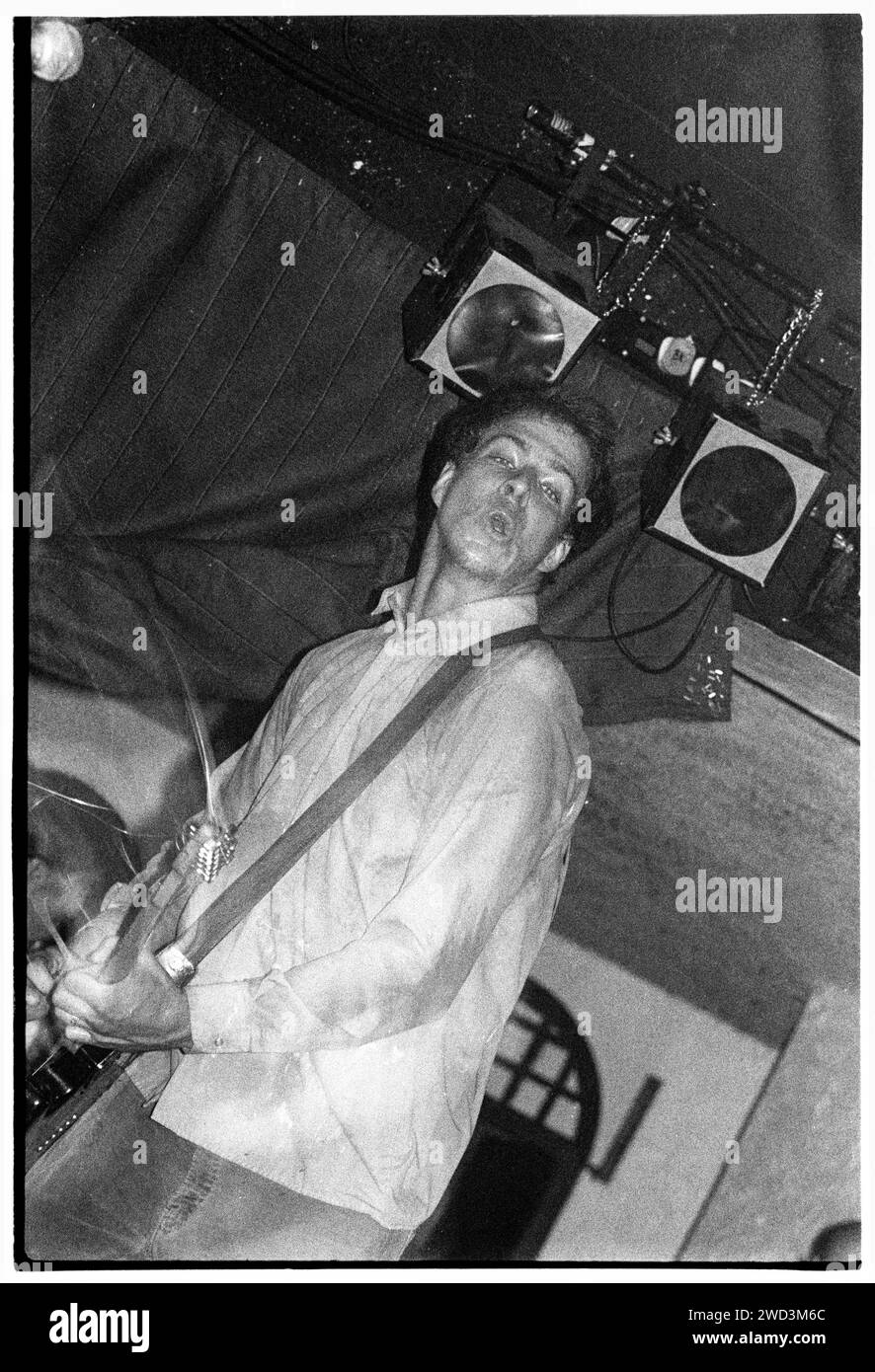 BAND INFO: Trumans Water, eine experimentelle Indie-Rock-Band, die 1991 in San Diego gegründet wurde, schuf einen unverwechselbaren Sound, der Geräusche, Psychedelia und Punk miteinander verbindet. Mit unvorhersehbaren Strukturen und glühender Energie stellten sie Konventionen in Frage und hinterließen ein unauslöschliches Zeichen in der Underground-Musikszene. Stockfoto