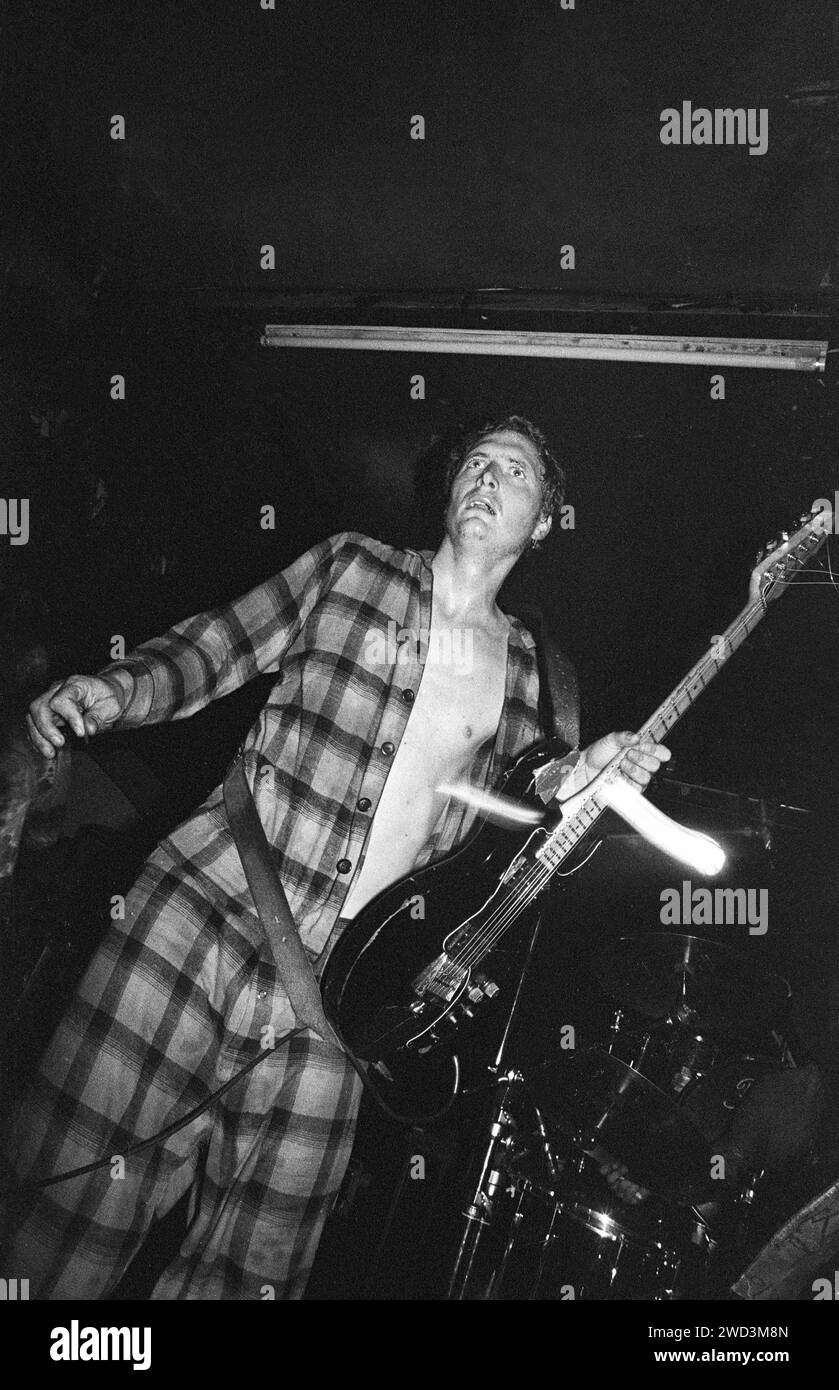 BAND INFO: Trumans Water, eine experimentelle Indie-Rock-Band, die 1991 in San Diego gegründet wurde, schuf einen unverwechselbaren Sound, der Geräusche, Psychedelia und Punk miteinander verbindet. Mit unvorhersehbaren Strukturen und glühender Energie stellten sie Konventionen in Frage und hinterließen ein unauslöschliches Zeichen in der Underground-Musikszene. Stockfoto