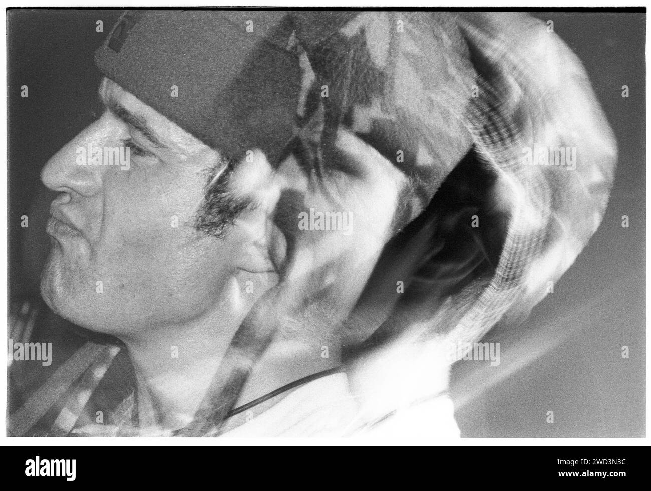 Richard Norris von der Tanzmusikband The Grid spielte am 4. Oktober 1994 am Cardiff University Terminal in Cardiff, Wales. Foto: Rob Watkins. INFO: The Grid, ein britisches Duo für elektronische Musik, das 1988 gegründet wurde, bestand aus Richard Norris und Dave Ball. Bekannt für ihre Techno-Pop-Hits wie „Swamp Thing“, verschmolzen ihr innovativer Sound nahtlos elektronische Elemente und kreierten tanzbare und atmosphärische Tracks, die die elektronische Musiklandschaft der späten 80er und 90er Jahre prägten Stockfoto