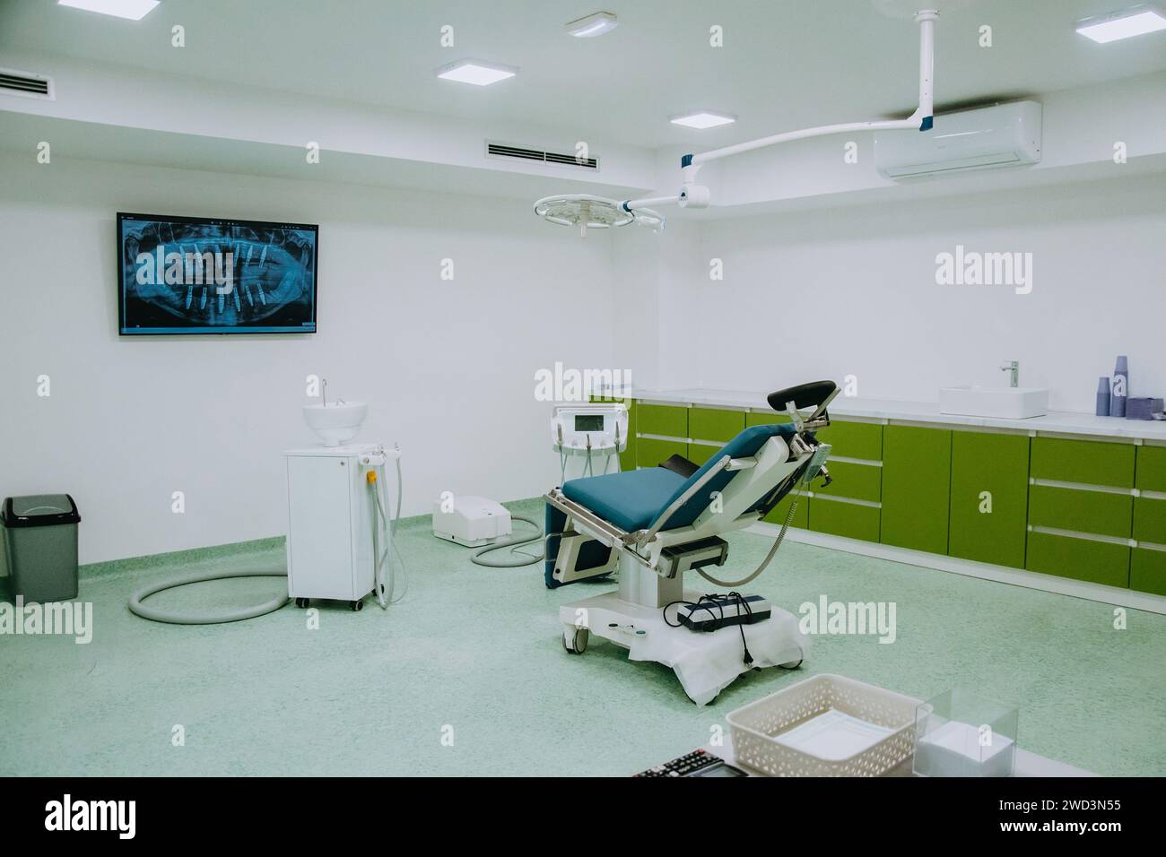 Die moderne Zahnarztpraxis verfügt über fortschrittliche Technologie, bequeme Stühle und eine sterile Umgebung, die eine moderne Umgebung für bietet Stockfoto