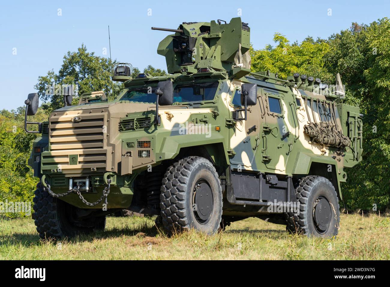 Ein getarntes modernes Gidran 4x4 MRAP gepanzertes Kampffahrzeug Stockfoto