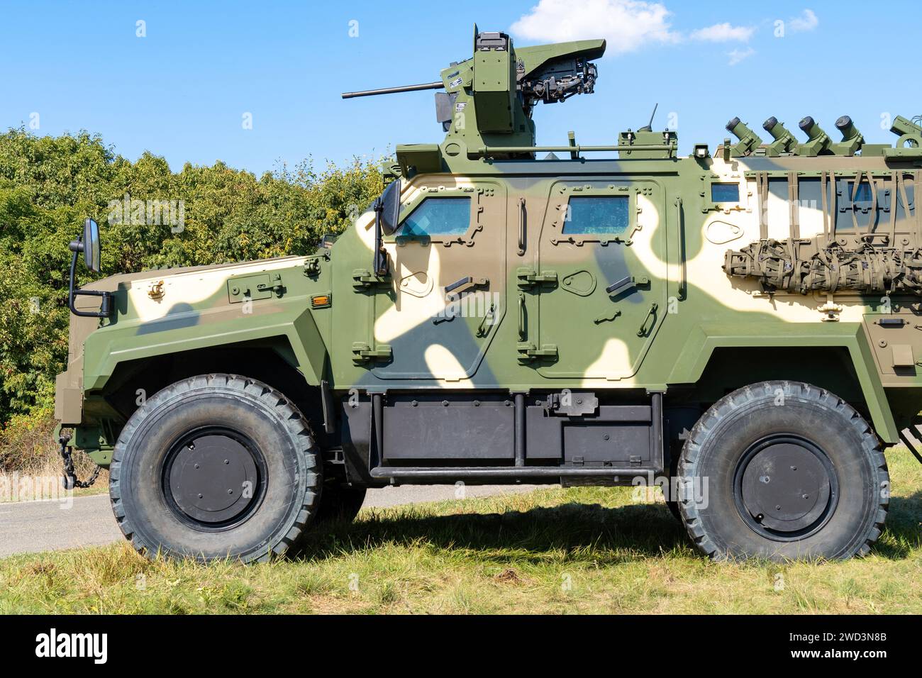 Ein getarntes modernes Gidran 4x4 MRAP gepanzertes Kampffahrzeug Stockfoto