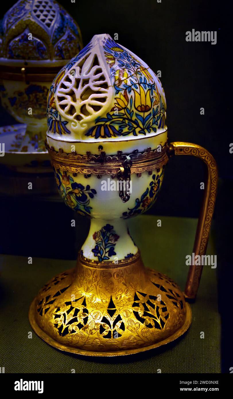 Keramikgefäß und Rosenwasserregner mit polychromen Blumendekorationen bemalt und in vergoldetem Kupfer montiert; Armenien, 1. Hälfte des 18. Jahrhunderts. Benaki Museum Athen Griechenland. Stockfoto