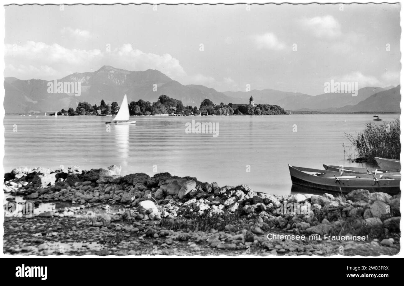 Eine antike Postkarte zeigt eine Yacht, die in der Nähe der Insel Fraueninsel am Chiemsee segelt. Bayern, Deutschland. Datum unbekannt, ungefähr Anfang 20. jahrhundert Stockfoto
