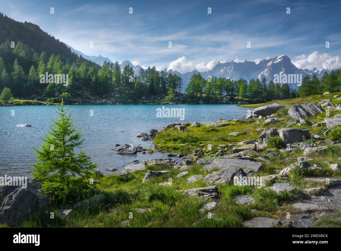 Der Arpy-See (Lago d'Arpy auf italienisch) und der Grandes Jorasses-Berg im Mont-Blanc-Massiv im Hintergrund. Morgex, Region Aosta Valley, Stockfoto