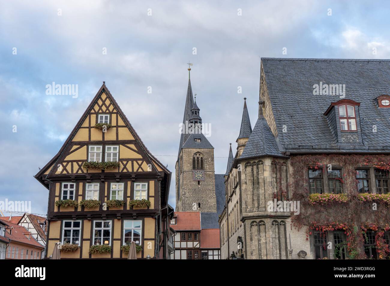 Fachwerkhaus, Rathaus und Marktkirche auf dem Marktplatz von Quedlinburg, Sachsen-Anhalt Stockfoto