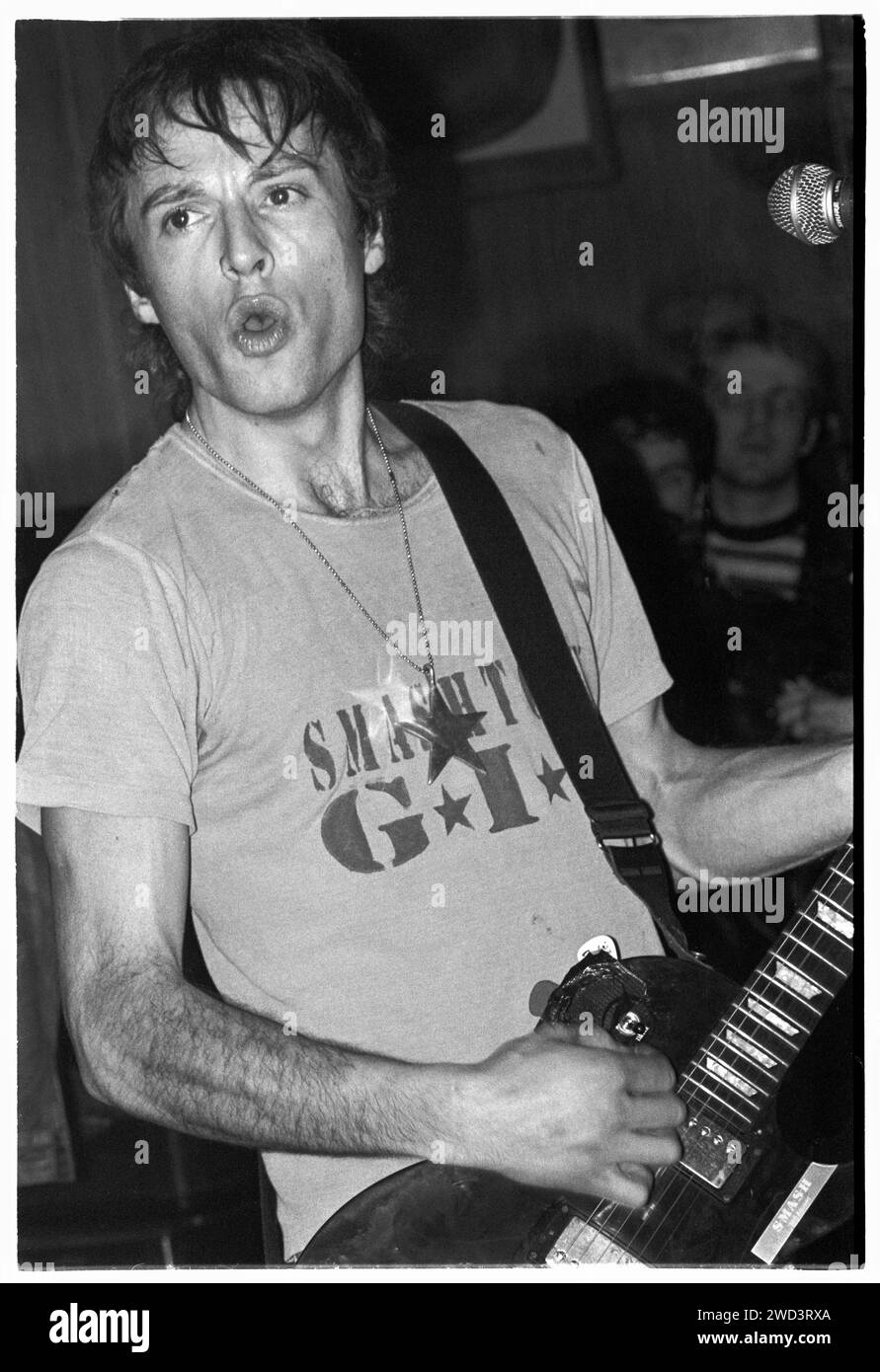 Ed Borrie von der Punkband S*M*A*S*H (SMASH) spielte am 21. März 1994 live in den legendären TJ’s in Newport, Wales, Großbritannien. Foto: Rob Watkins. INFO: SMASH, eine britische Punkband aus den 90ern, hat sich dem DIY-Ethos angeschlossen. Ihr energiegeladener Sound, angetrieben von politisch aufgeladenen Texten, fand eine Anhängerschaft. Hymnen wie „I Want to Kill Someone“ und „Shame“ fesselten den rebellischen Geist der Punkszene während ihrer aktiven Jahre. Stockfoto