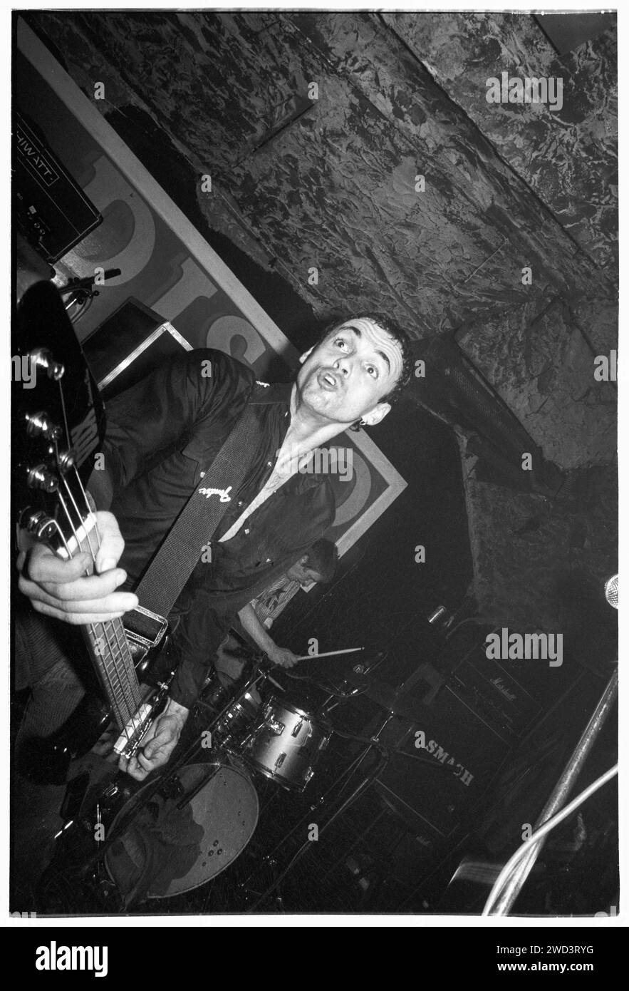 Salvatore Alessi (bekannt als Salv) von der Punkband S*M*A*S*H (SMASH) spielte am 21. März 1994 live in den legendären TJ’s in Newport, Wales, Großbritannien. Foto: Rob Watkins. INFO: SMASH, eine britische Punkband aus den 90ern, hat sich dem DIY-Ethos angeschlossen. Ihr energiegeladener Sound, angetrieben von politisch aufgeladenen Texten, fand eine Anhängerschaft. Hymnen wie „I Want to Kill Someone“ und „Shame“ fesselten den rebellischen Geist der Punkszene während ihrer aktiven Jahre. Stockfoto