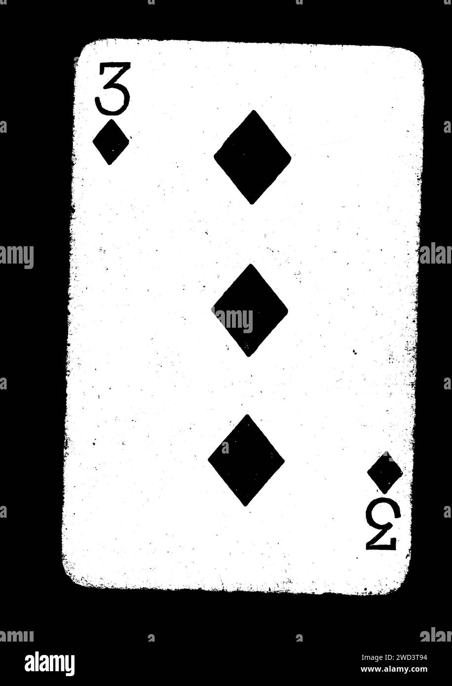 Eine Vintage-drei-Diamanten-Spielkarte in Schwarz-weiß isoliert auf schwarzem Hintergrund. Stockfoto