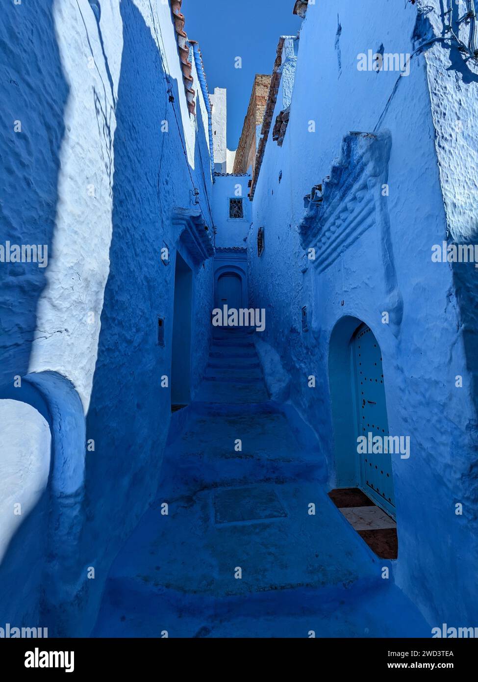 Fantastischer Blick auf die Straßen in der blauen Stadt Chefchaouen. Lage: Chefchaouen, Marokko, Afrika. Künstlerisches Bild. Auch Blaue Perle genannt Stockfoto