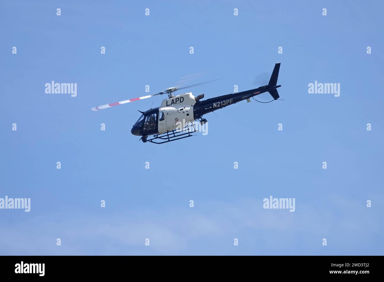 Los Angeles, Kalifornien, USA - 27. März 2019: Von der Seite wird ein Hubschrauber der Flugsicherungsabteilung des Los Angeles Police Department gezeigt. Stockfoto