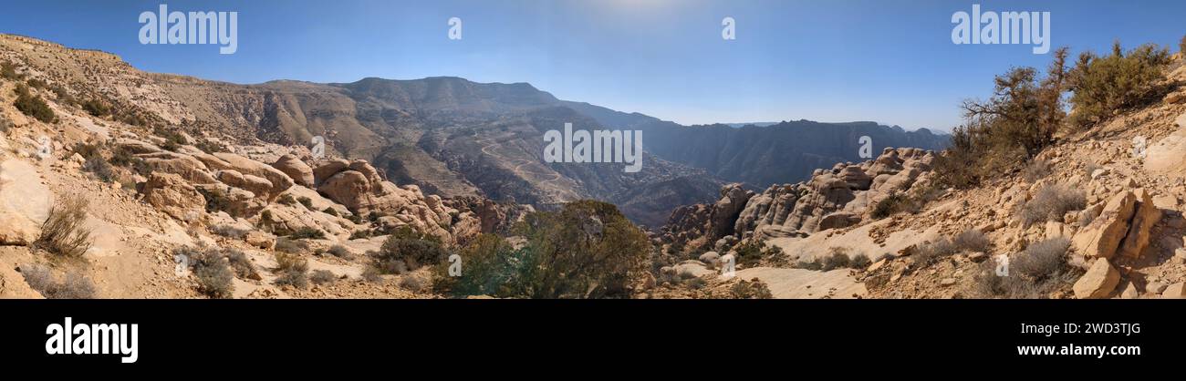 Panoramablick auf Wadi Dana, eine große natürliche Schlucht, Wadi Araba. Dana Biosphärenreservat Dana Dorf in der Nähe der Stadt Tafilah, Feynan Gebiet in c Stockfoto