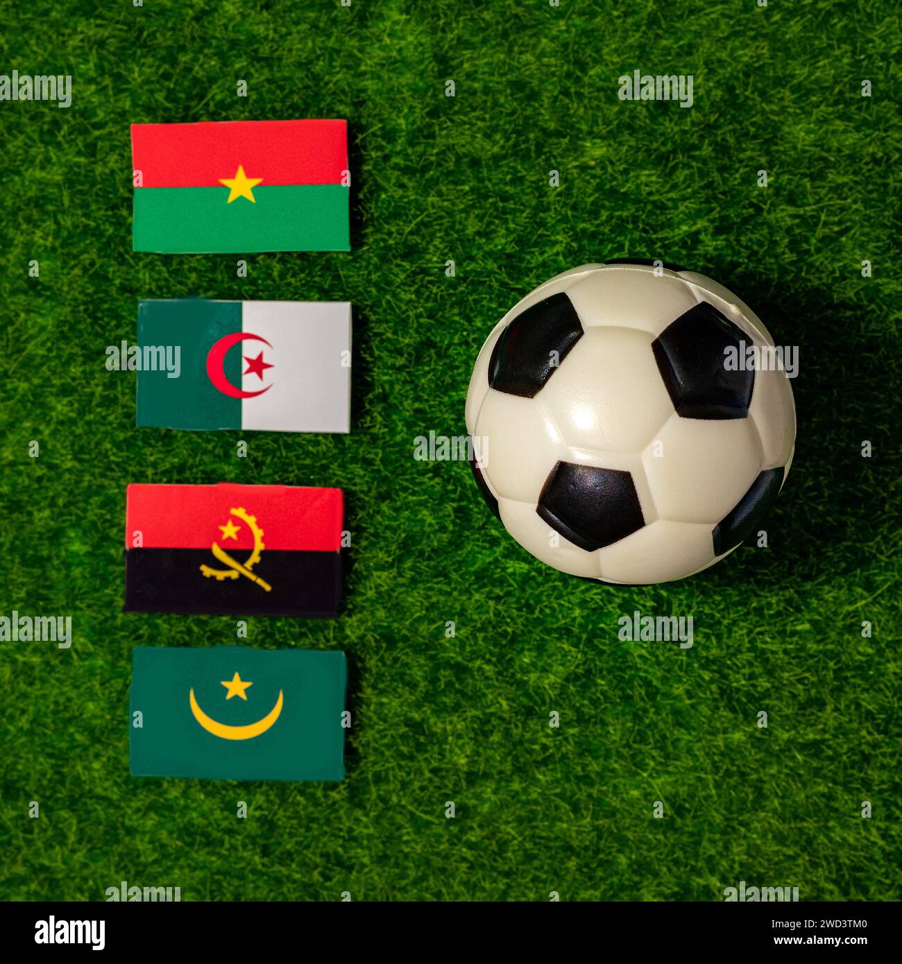 Flaggen der Teams, die an der Gruppe D des Afrikanischen Völkercups 2024 teilnehmen. Burkina Faso, Algerien, Angola, Mauretanien. Stockfoto