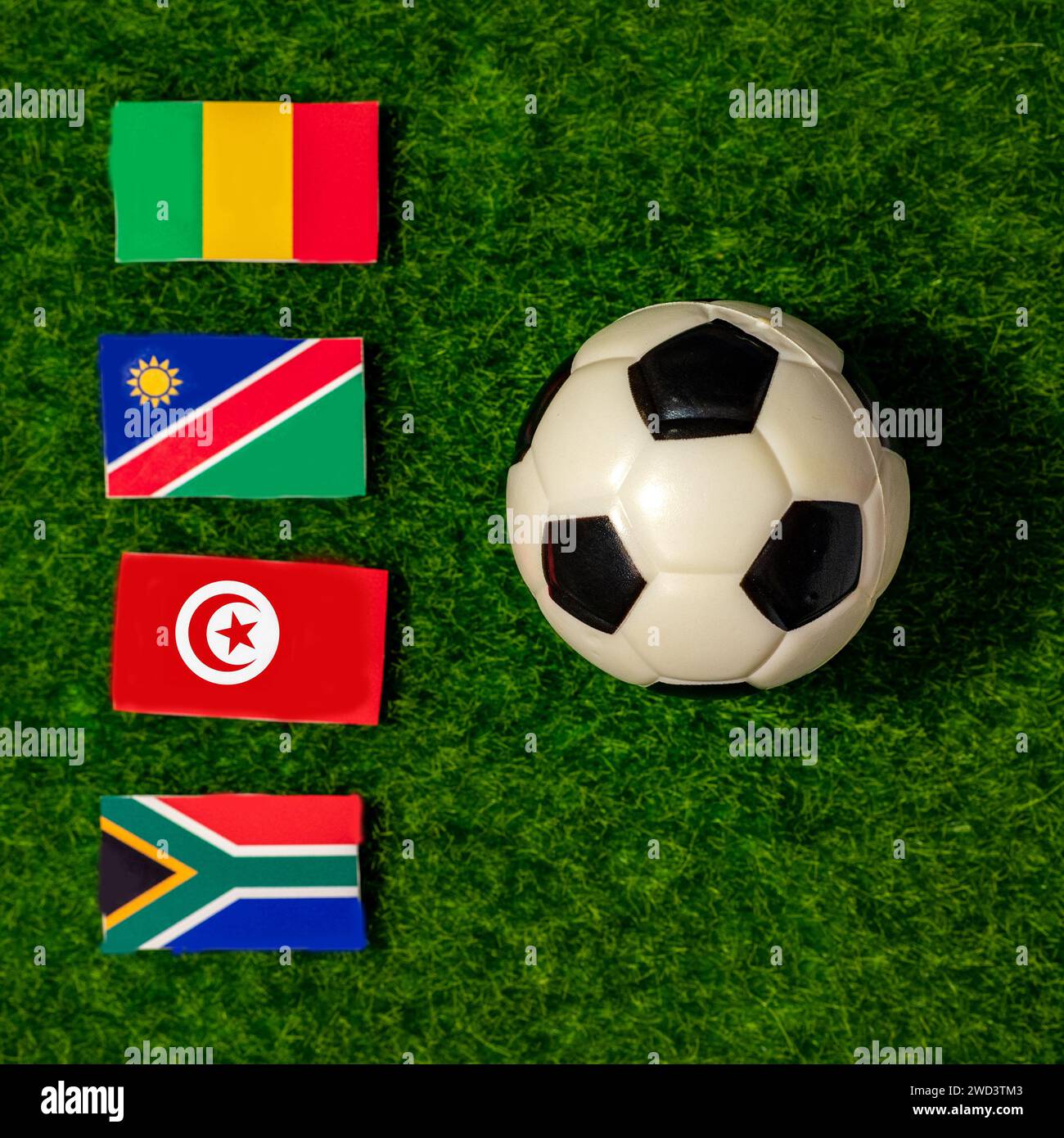 Flaggen der Teams, die an der Gruppe E des Afrikanischen Völkercups 2024 teilnehmen. Mali, Namibia, Tunesien, Südafrika. Stockfoto