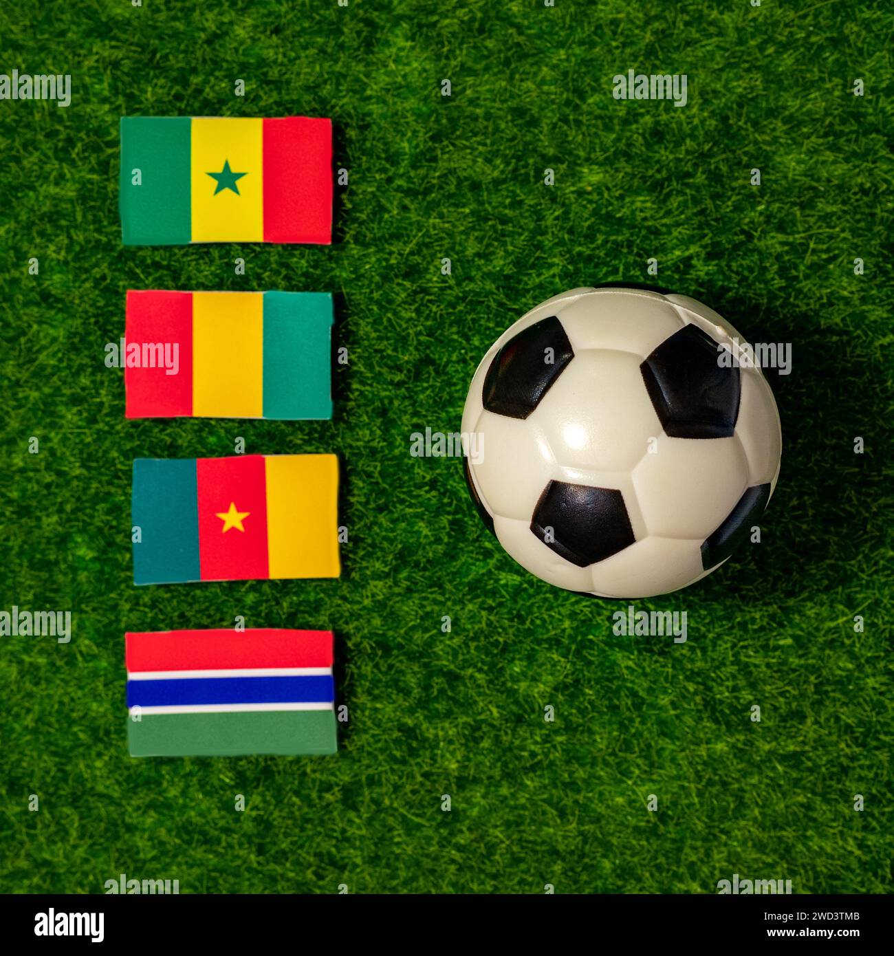 Flaggen der Teams, die an der Gruppe C des Afrikanischen Völkercups 2024 teilnehmen. Senegal, Guinea, Kamerun, Gambia. Stockfoto