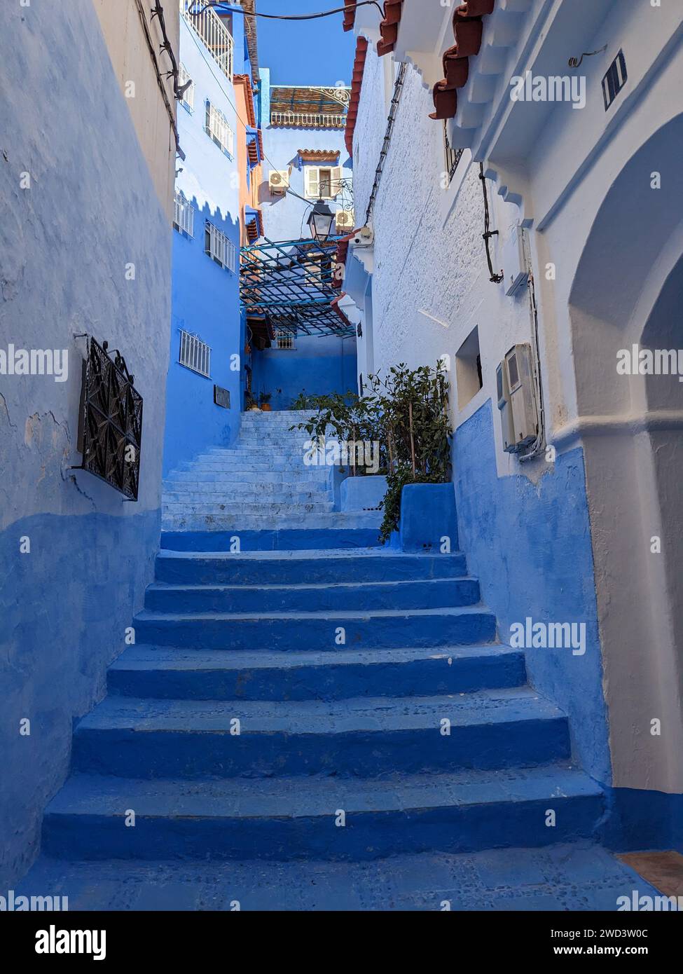 Fantastischer Blick auf die Straßen in der blauen Stadt Chefchaouen. Lage: Chefchaouen, Marokko, Afrika. Künstlerisches Bild. Auch Blaue Perle genannt Stockfoto