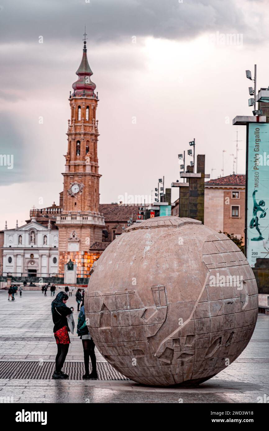 Saragossa, Spanien – 14. Februar 2022: Die Kathedrale des Erlösers oder La Seo de Zaragoza ist eine römisch-katholische Kathedrale in Saragossa, Spanien. Stockfoto