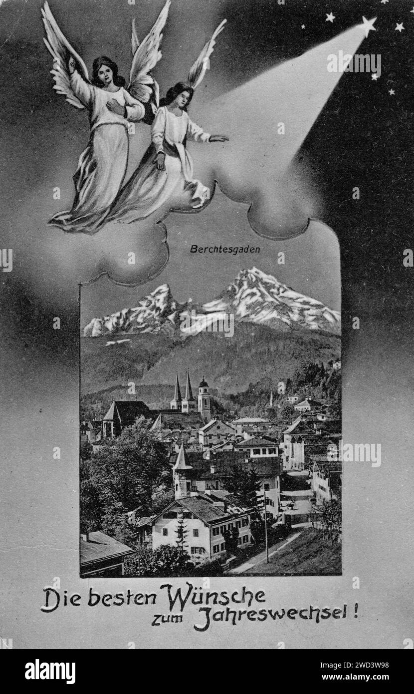 Eine antike Postkarte zeigt einen allgemeinen Blick auf die Stadt Berchtesgaden, darüber sind zwei Engel gemalt, die die Stadt segnen. Inschrift auf Deutsch glücklich Stockfoto
