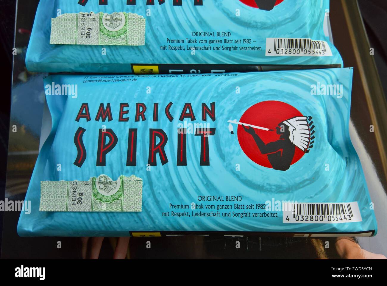 American Spirit ist eine Zigarettenmarke der Santa Fe Natural Tobacco Company, die 2002 von der R. J. Reynolds Tobacco Company aufgekauft wurde. Im September 2015 verkündete Reynolds American Inc. Den Verkauf der Marke Natural American Spirit und der zugehörigen internationalen Vertriebsfirmen ausserhalb der USA zum Preis von 5 Mrd US-Dollar an JapaTobacco Inc. In Deutschland wird der Tabak von der True Spirit Tobacco Company Deutschland, ehemals Santa Fe Natural Tobacco Company Deutschland vertrieben *** American Spirit ist eine Zigarettenmarke der Santa Fe Natural Tobacco Company Stockfoto