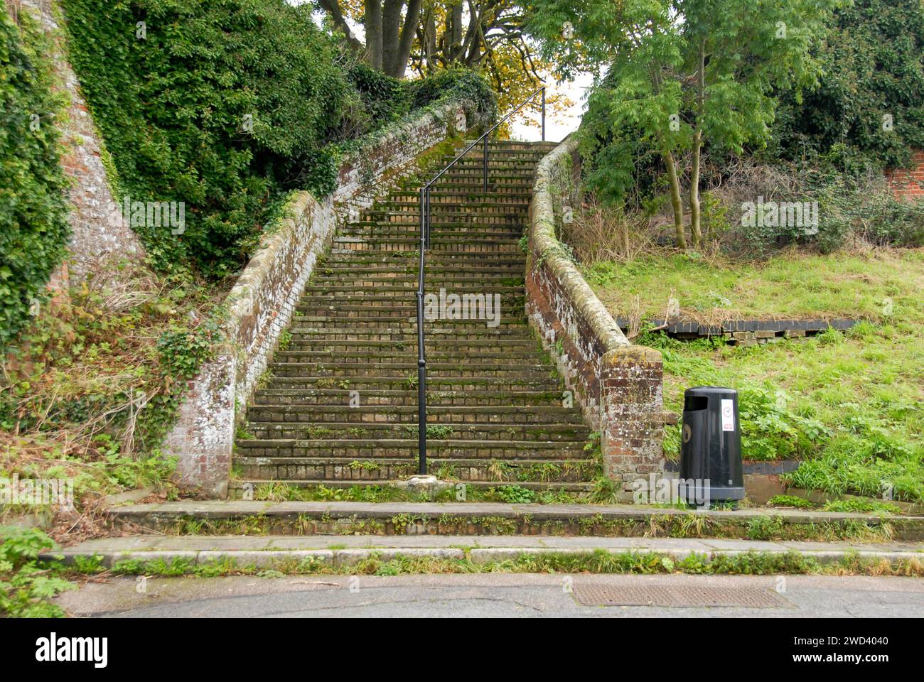 Lange Treppe von außen, um Fußgängern Zugang zu einer anderen Ebene zwischen Straßen, Beccles, Suffolk, England zu ermöglichen Stockfoto