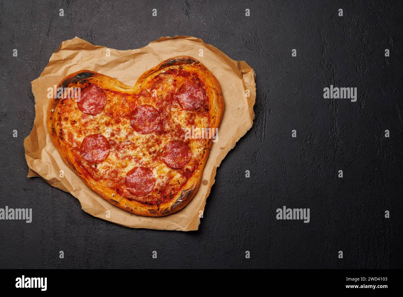 Herzförmige Pizza: Köstliches Lieblingsgericht. Flache Ladefläche mit Kopierraum Stockfoto
