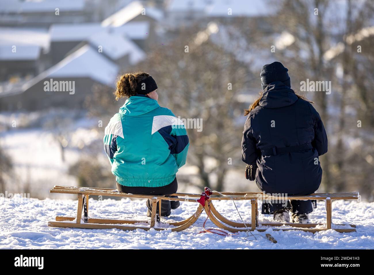 AKTEN - die Leute genießen draußen im Schnee. Nach starkem Schneefall gibt es in Süd-Limburg eine dicke Schneeschicht. ANP MARCEL VAN HOORN niederlande raus - belgien raus Stockfoto