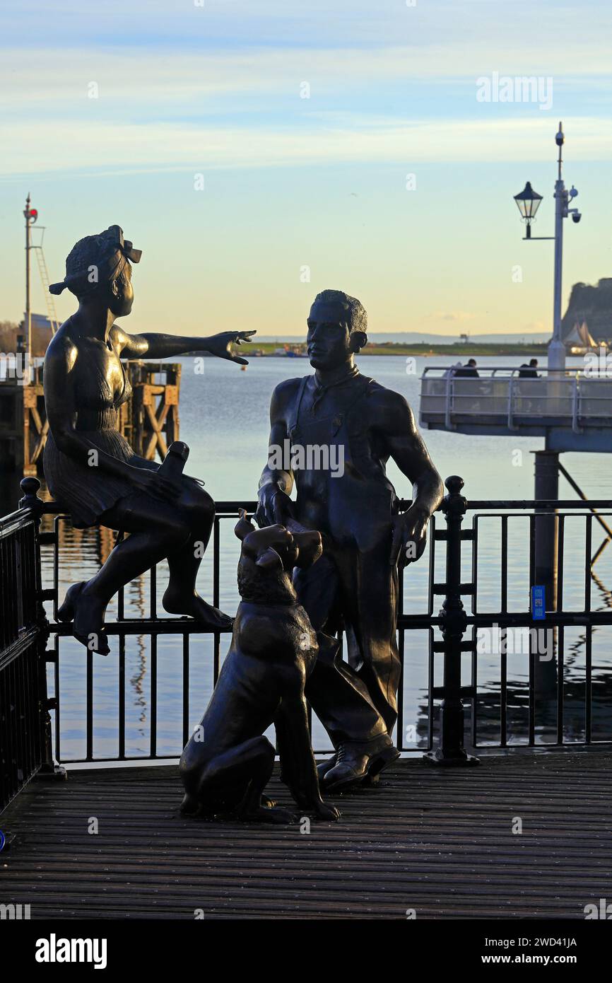 Leute wie wir - Statuengruppe am Mermaid Quay, Cardiff Bay. Vom Januar 2024 Stockfoto