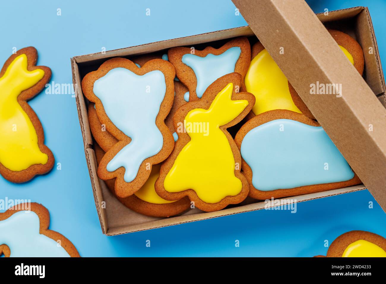 Ostersüße: Entzückende Lebkuchenkekse in festlichen Formen. Flache Lagen Stockfoto