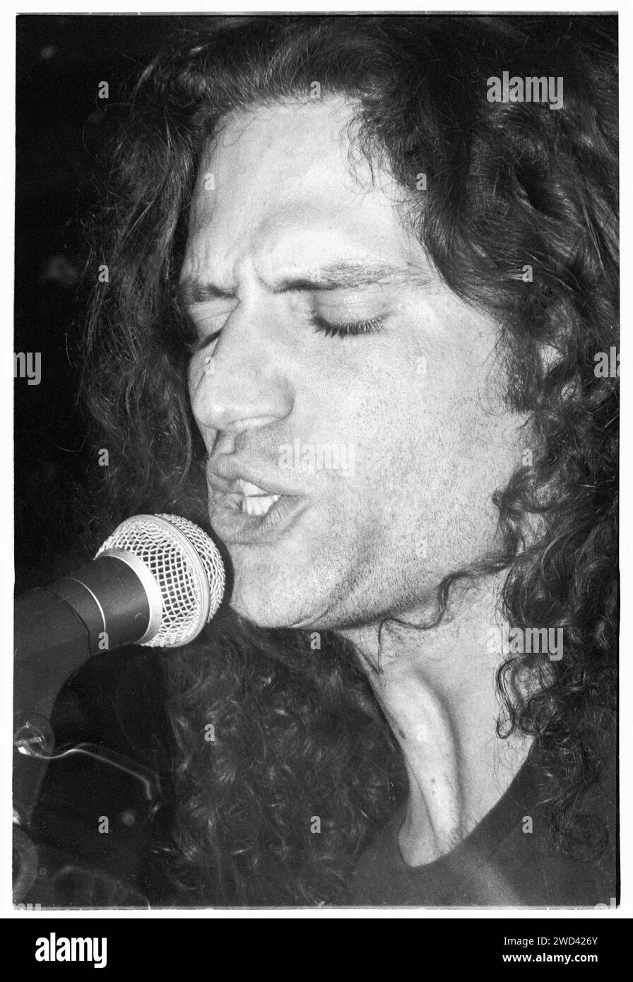 Tony Zajkowski von Lotion spielte live im Bristol Bierkeller Room am 20. September 1994. Foto: Rob Watkins. INFO: Lotion, eine Indie-Rock-Band aus den 90er Jahren aus New York City, kreierte einen melodischen und gitarrengesteuerten Sound. Ihre Alben, darunter Full Isaac und Nobody's Cool, spiegeln eine Mischung aus alternativen und Power-Pop-Elementen wider. Stockfoto