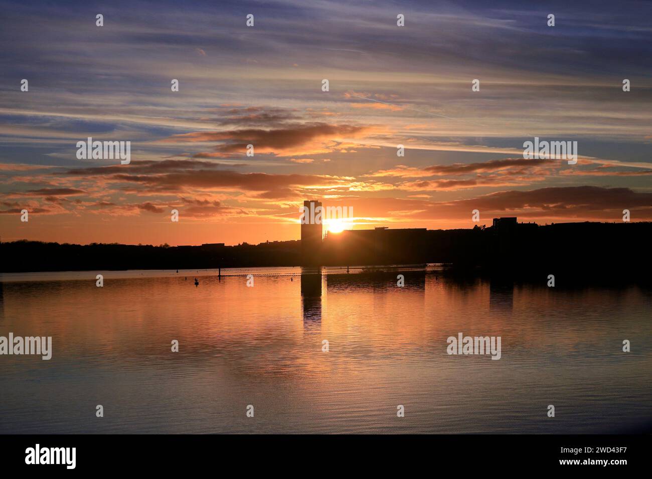 Blick über die Cardiff Bay bei Sonnenuntergang, aufgenommen im Januar 2024 Stockfoto