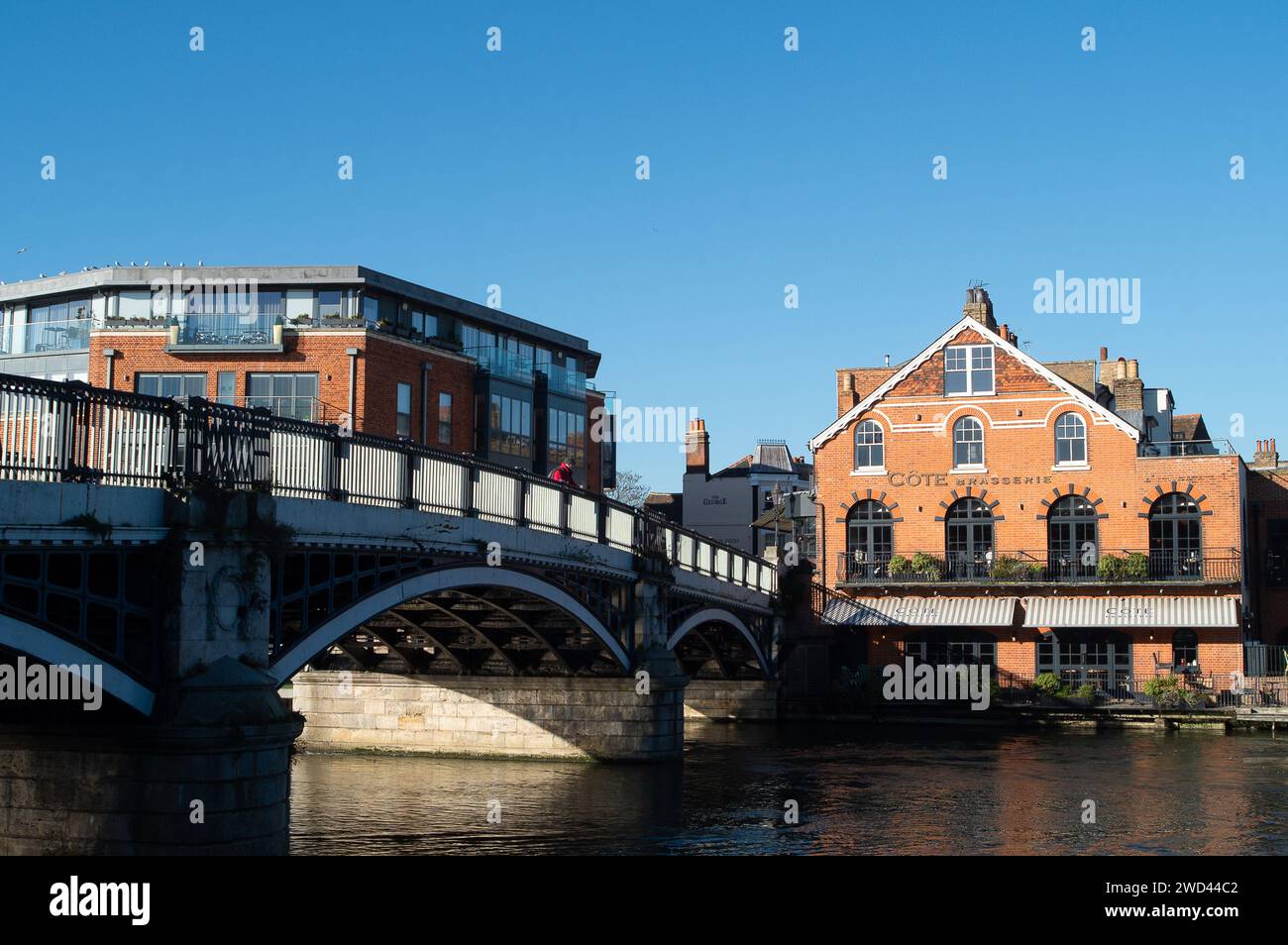 Eton, Windsor, Berkshire, Großbritannien. Januar 2024. Das Cote Brasserie Restaurant in Eton, Windsor, Berkshire neben der Themse. Heute war es sehr kalt, aber sonnig in Eton, Berkshire. Es wird erwartet, dass die Temperaturen heute Abend auf -5 Grad sinken. Kredit: Maureen McLean/Alamy Stockfoto