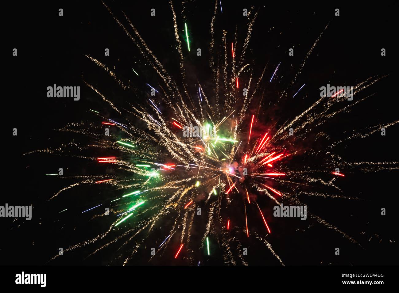 Neujahrsfeuerwerk in der Nacht.25.01.2024 Bialystok Polen. Farbenfrohe Lichter des Feuerwerks an der Silvester-EWE. Stockfoto