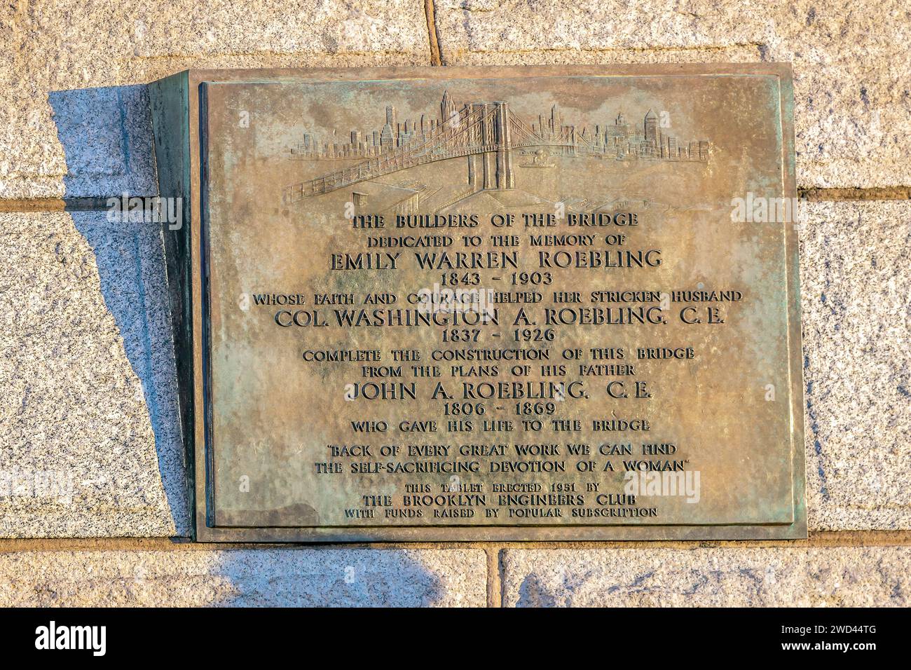 NEW YORK, USA – 9. MÄRZ 2020: Beschreibende Gedenktafel an der Brooklyn Bridge, die dem Gedenken an Emily Warren Roebling gewidmet ist, die ihrem Mann half. Stockfoto