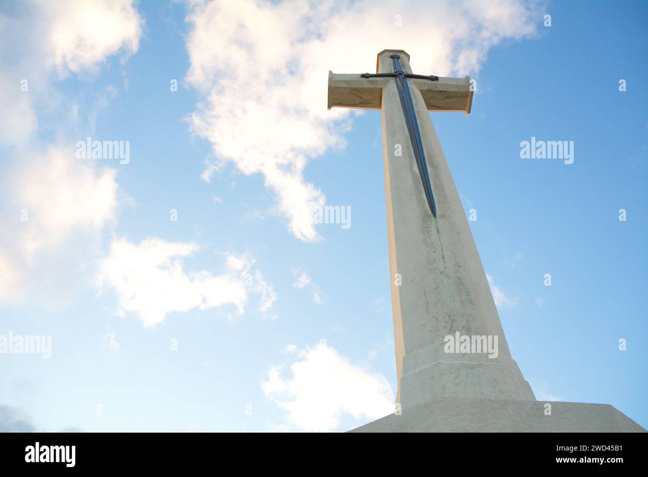 Denkmal auf dem Tyne Tyne Cot Commonwealth Kriegsfriedhof in Belgien. Ich schaue auf das Kreuz des Opfers. Stockfoto