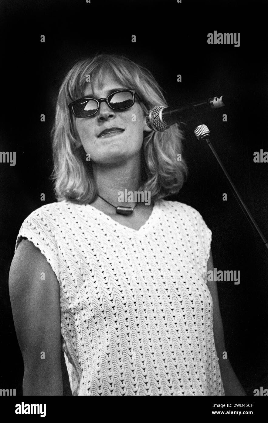 CHUMBAWAMBA, CARDIFF BIG WEEKEND, 1994: Lou Watts von Chumbawamba spielt am Cardiff Big Weekend am 12. August 1994. Foto: Rob Watkins. INFO: Chumbawamba, eine britische alternative Band, die in den 80er Jahren gegründet wurde, entwickelte sich vom Anarcho-Punk zu verschiedenen Stilen. Am bekanntesten für den Hit Tubthumping, machten ihre politisch aufgeladenen Texte und ihre Genre-fließende Herangehensweise sie zu einer markanten und einflussreichen Kraft in der alternativen Musik. Stockfoto