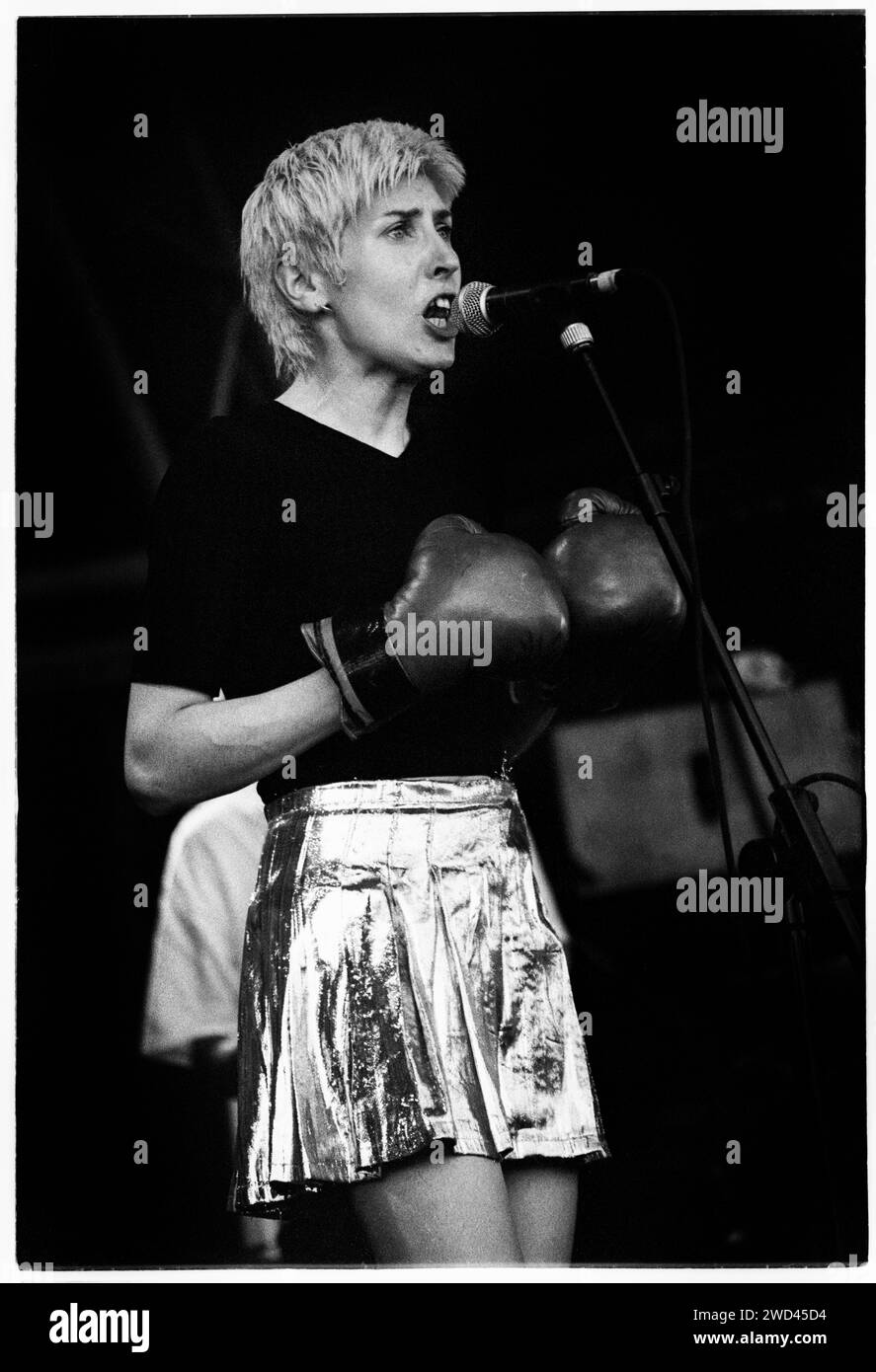 CHUMBAWAMBA, CARDIFF BIG WEEKEND, 1994: Alice Nutter von Chumbawamba spielt am Cardiff Big Weekend am 12. August 1994. Foto: Rob Watkins. INFO: Chumbawamba, eine britische alternative Band, die in den 80er Jahren gegründet wurde, entwickelte sich vom Anarcho-Punk zu verschiedenen Stilen. Am bekanntesten für den Hit Tubthumping, machten ihre politisch aufgeladenen Texte und ihre Genre-fließende Herangehensweise sie zu einer markanten und einflussreichen Kraft in der alternativen Musik. Stockfoto