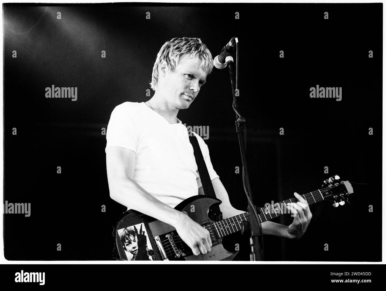 CHUMBAWAMBA, CARDIFF BIG WEEKEND, 1994: Boff Whalley von Chumbawamba spielt am Cardiff Big Weekend am 12. August 1994. Foto: Rob Watkins. INFO: Chumbawamba, eine britische alternative Band, die in den 80er Jahren gegründet wurde, entwickelte sich vom Anarcho-Punk zu verschiedenen Stilen. Am bekanntesten für den Hit Tubthumping, machten ihre politisch aufgeladenen Texte und ihre Genre-fließende Herangehensweise sie zu einer markanten und einflussreichen Kraft in der alternativen Musik. Stockfoto