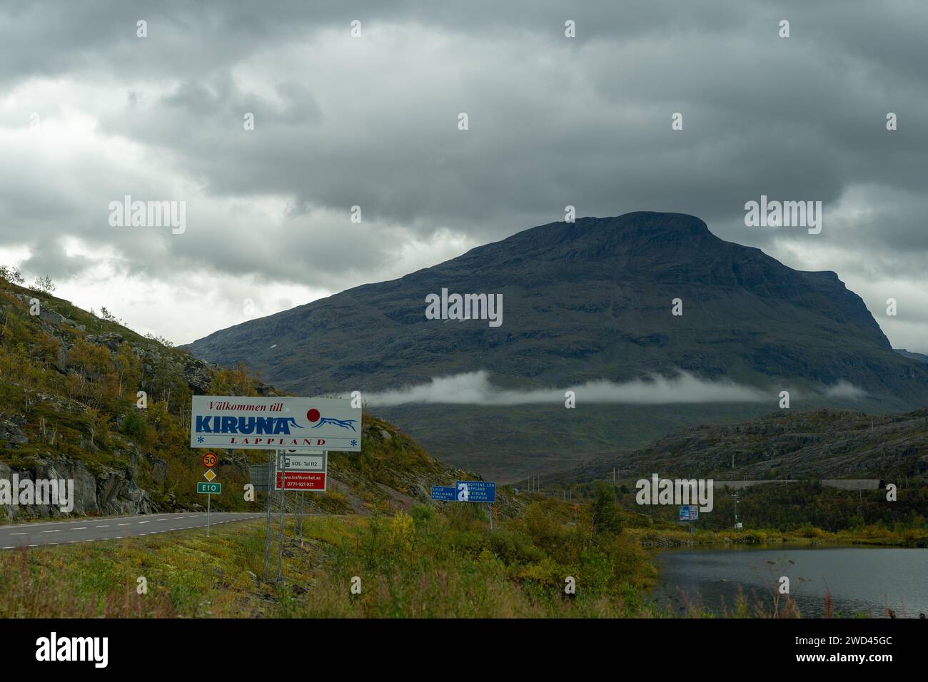 Großer Lkw, der auf bewölkter Straße fährt Stockfoto