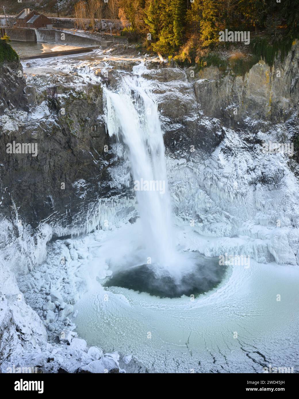 Am Morgen bildet sich bei kaltem Wetter Eis um die Snoqualmie Falls in der Nähe von Seattle Stockfoto