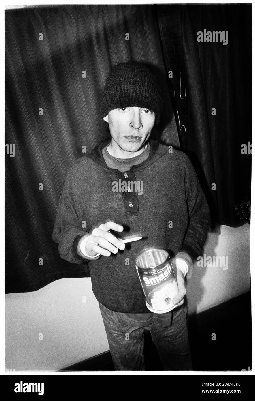 Ed Borrie von der Punkband S*M*A*S*H (SMASH) fotografierte Backstage bei Newport TJs, Wales, UK am 13. Oktober 1994. Foto: Rob Watkins. INFO: SMASH, eine britische Punkband aus den 90ern, hat sich dem DIY-Ethos angeschlossen. Ihr energiegeladener Sound, angetrieben von politisch aufgeladenen Texten, fand eine Anhängerschaft. Hymnen wie „I Want to Kill Someone“ und „Shame“ fesselten den rebellischen Geist der Punkszene während ihrer aktiven Jahre. Stockfoto