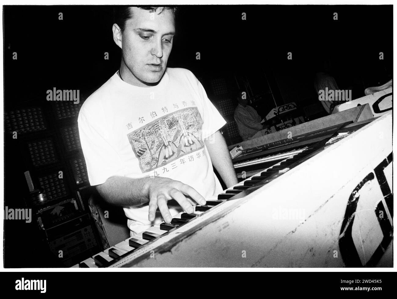 THE GRID, CONCERT, 1994: Dave Ball der Tanzmusikband The Grid spielt am 4. Oktober 1994 in der Great Hall der Cardiff University in Cardiff, Wales. Foto: Rob Watkins. The Grid, ein britisches Musikduo, das 1989 gegründet wurde, bestand aus Richard Norris und Dave Ball. Bekannt für ihre Techno-Pop-Hits wie „Swamp Thing“, verschmolzen ihr innovativer Sound nahtlos elektronische Elemente und kreierten tanzbare und atmosphärische Tracks, die die elektronische Musiklandschaft der späten 80er und 90er Jahre prägten Stockfoto