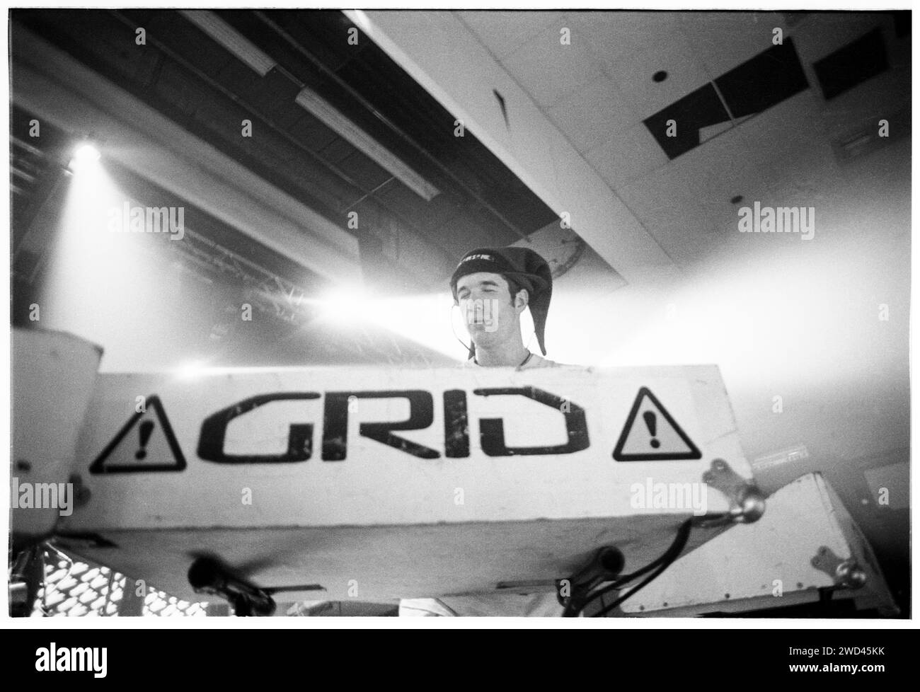 THE GRID, KONZERT, 1994: Richard Norris von der Tanzmusikband The Grid spielt am 4. Oktober 1994 in der Great Hall der Cardiff University in Cardiff, Wales. Foto: Rob Watkins. The Grid, ein britisches Musikduo, das 1989 gegründet wurde, bestand aus Richard Norris und Dave Ball. Bekannt für ihre Techno-Pop-Hits wie „Swamp Thing“, verschmolzen ihr innovativer Sound nahtlos elektronische Elemente und kreierten tanzbare und atmosphärische Tracks, die die elektronische Musiklandschaft der späten 80er und 90er Jahre prägten Stockfoto