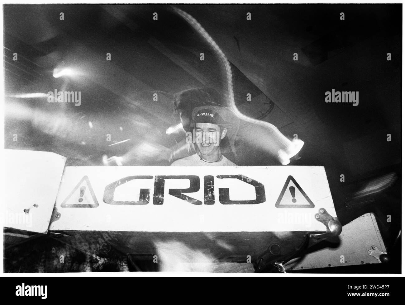 THE GRID, KONZERT, 1994: Richard Norris von der Tanzmusikband The Grid spielt am 4. Oktober 1994 in der Great Hall der Cardiff University in Cardiff, Wales. Foto: Rob Watkins. The Grid, ein britisches Musikduo, das 1989 gegründet wurde, bestand aus Richard Norris und Dave Ball. Bekannt für ihre Techno-Pop-Hits wie „Swamp Thing“, verschmolzen ihr innovativer Sound nahtlos elektronische Elemente und kreierten tanzbare und atmosphärische Tracks, die die elektronische Musiklandschaft der späten 80er und 90er Jahre prägten Stockfoto