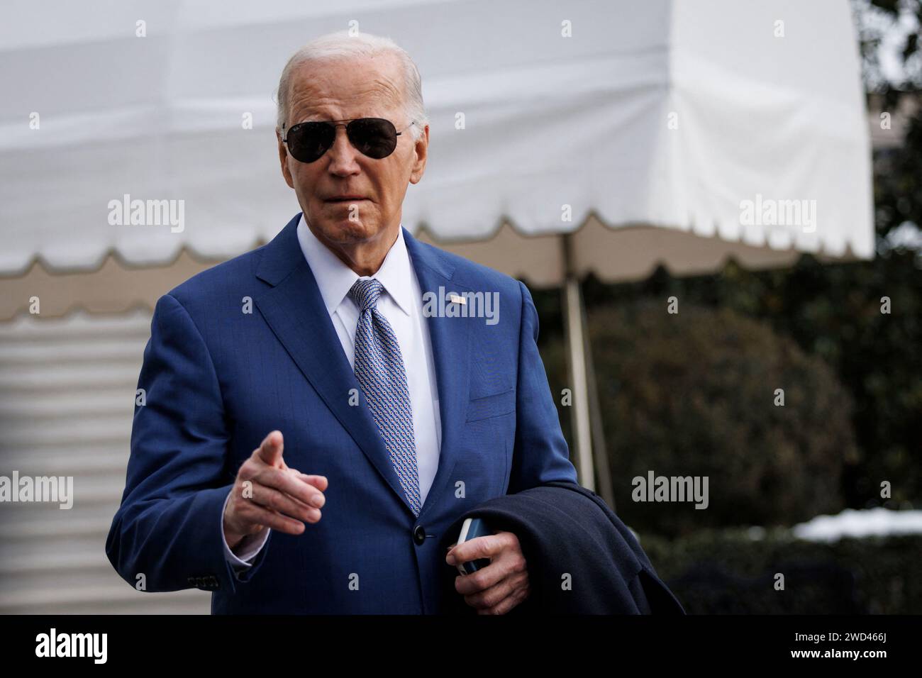 Washington, Usa. Januar 2024. US-Präsident Joe Biden spricht mit Medienvertretern auf dem Südrasen des Weißen Hauses, bevor er am Donnerstag, den 18. Januar, in Washington, DC, in den USA an Bord der Marine One ging. 2024. das anhaltende Versäumnis des US-Kongresses, in Bezug auf die Hilfe der Ukraine zu handeln, gefährdet die nationale Sicherheit der USA, die NATO-Allianz und den Rest der freien Welt, sagte Biden während eines Treffens am Mittwoch den Staats- und Regierungschefs des Kongresses. Foto: Ting Shen/Pool/ABACAPRESS.COM Credit: Abaca Press/Alamy Live News Stockfoto