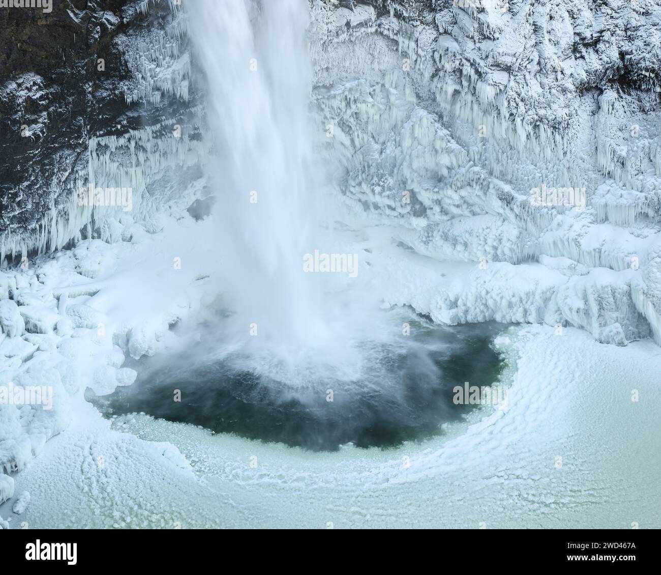 Der Wasserfall taucht im Winter bei kaltem Wetter an den Snoqualmie Falls in den eisigen Pool Stockfoto