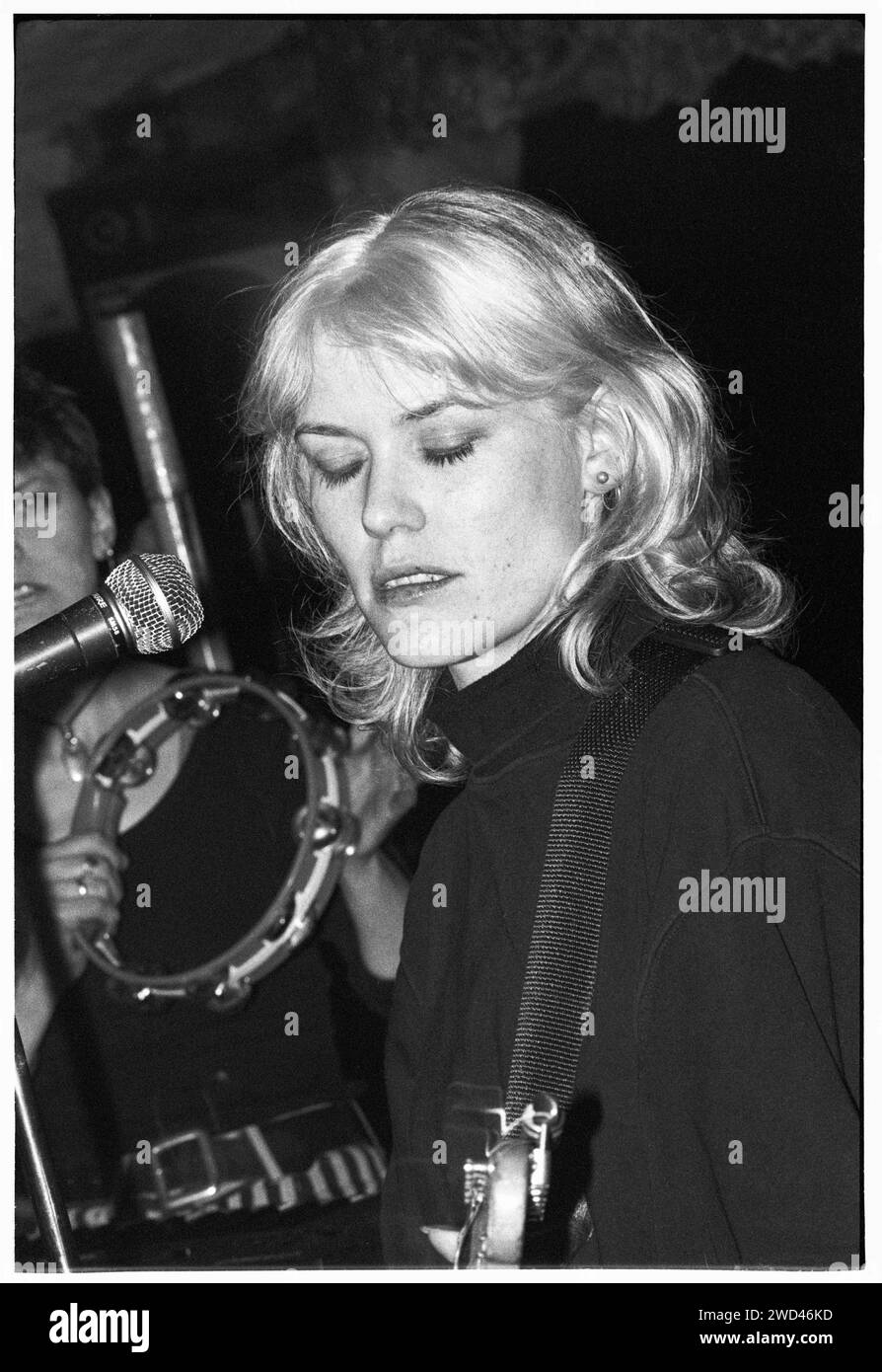 CATATONIA, KONZERT, 1994: Ein sehr junger Cerys Matthews von Catatonia, der am 9. April 1994 live im legendären TJ’s in Newport, Wales, Großbritannien, spielt. Foto: Rob Watkins. INFO: Catatonia, eine walisische Alternative-Rock-Band in den 90er Jahren, unter der Leitung von Cerys Matthews, erlangte mit Hits wie Mulder and Scully und Road Rage Bekanntheit. Ihr eklektischer Sound, der Pop, Rock und Folk vereint, festigte ihren Platz in der Britpop-Ära und zeigte Matthews unverwechselbaren Gesang. Stockfoto