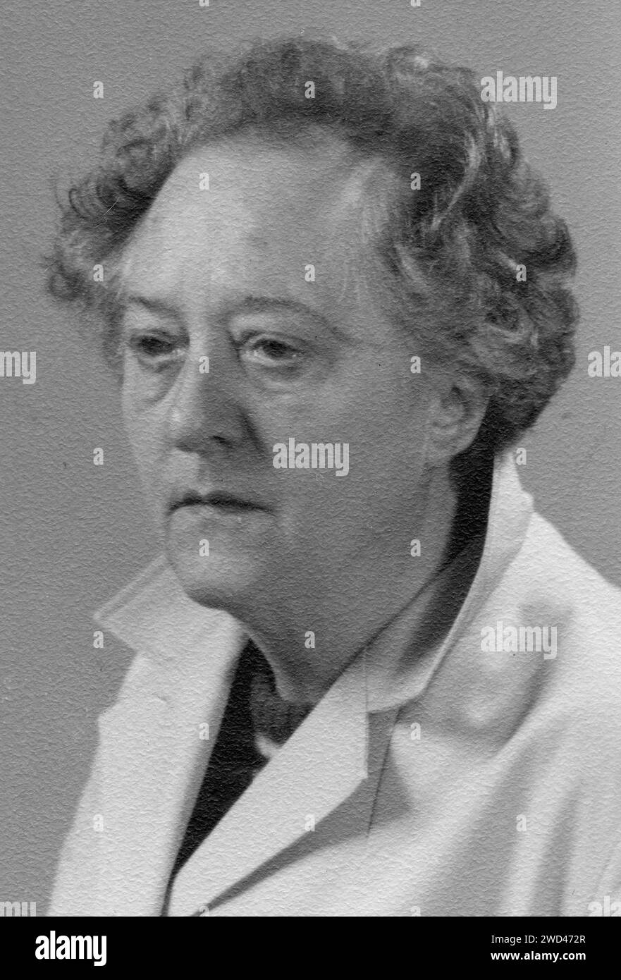 Das antike Foto zeigt ein Atelierporträt einer Frau mittleren Alters mit kurzen Haaren in weißem Mantel. Deutschland. März 1978 Stockfoto