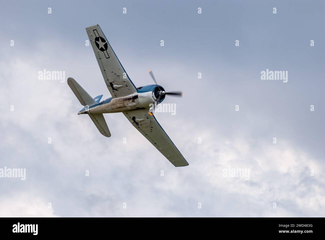 Grumman F6F Hellcat (Registrierung 19) Kampfflugzeug aus dem 2. Weltkrieg auf der Duxford Flying Legends Airshow. Stockfoto